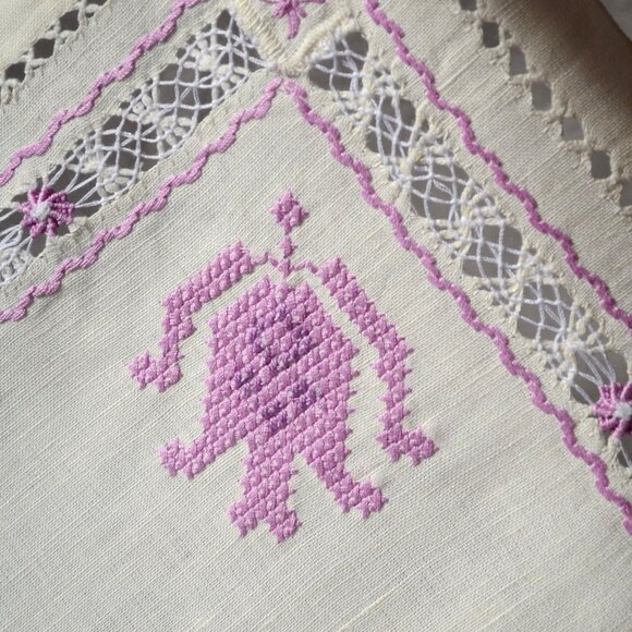 Hand Embroidered - Doily - Table Topper - Tulip Motif. - Picture 3 of 7